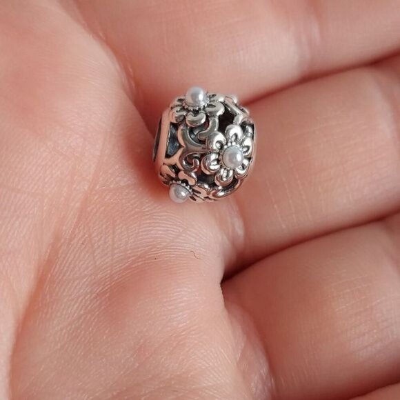 925 Sterling Silver Vintage Pearl Flowers Charm - Picture 4 of 5